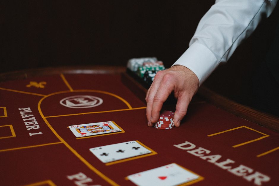 Slots, Poker, and the House Edge: What Smart Players Know